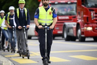 En Suisse aussi, il faut avoir 14 ans pour conduire une trottinette électrique. Et entre 14 et 16 ans, il est nécessaire d'avoir un permis de conduire un cyclomoteur ou un véhicule agricole. Des campagnes de prévention sont organisées comme ici à ...